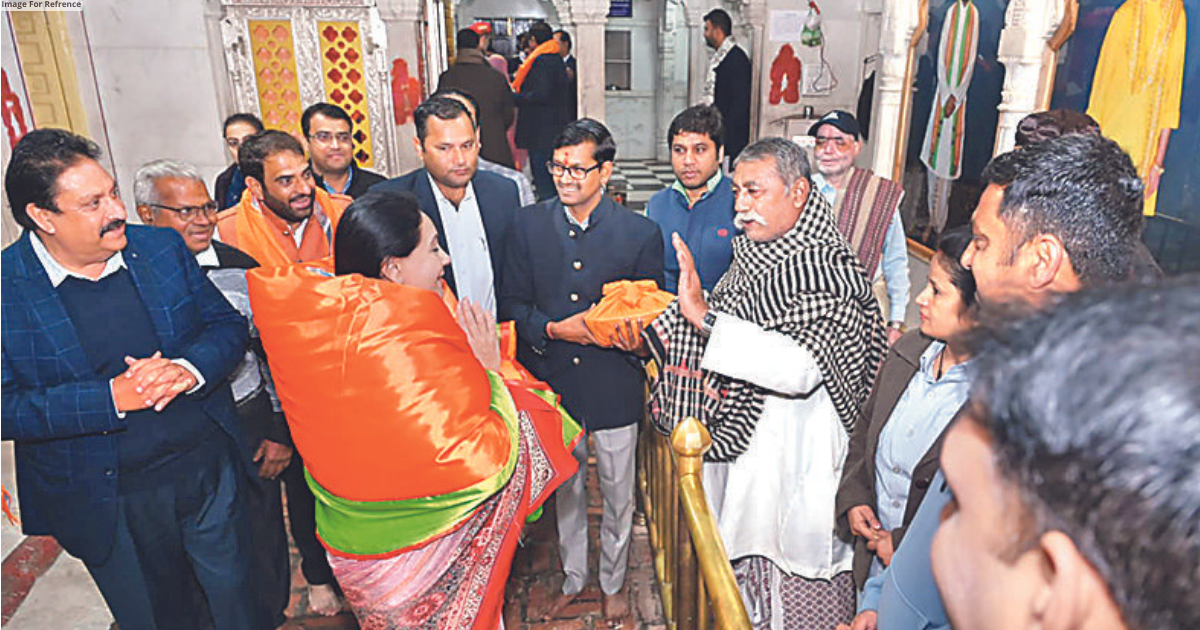 Diya seeks blessings of Lord Shrinathji